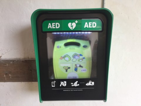 Hjertestarteren klar til brug.